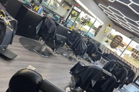 Propiedad comercial en venta en Medley, Florida № 1975691 - foto 4