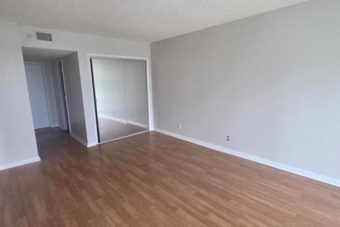 Condo in Pompano Beach, Florida, 1 bedroom  № 2401833 - photo 15