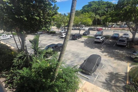 Condo in Pompano Beach, Florida, 1 bedroom  № 2401833 - photo 21