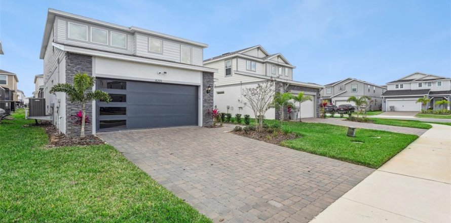 House in Clermont, Florida 5 bedrooms, 242.01 sq.m. № 2237630