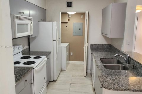 Copropriété à vendre à Miramar, Floride: 2 chambres, 87.33 m2 № 2048681 - photo 13