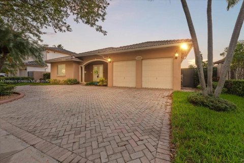 Casa en alquiler en Miami Lakes, Florida, 4 dormitorios, 227.52 m2 № 1955446 - foto 1