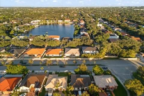 Casa en alquiler en Miami Lakes, Florida, 4 dormitorios, 227.52 m2 № 1955446 - foto 4