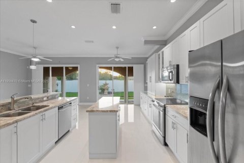 Casa en alquiler en Miami Lakes, Florida, 4 dormitorios, 227.52 m2 № 1955446 - foto 13