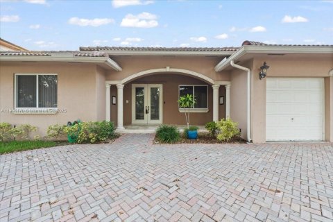 Casa en alquiler en Miami Lakes, Florida, 4 dormitorios, 227.52 m2 № 1955446 - foto 2