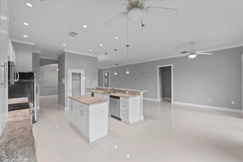 Casa en alquiler en Miami Lakes, Florida, 4 dormitorios, 227.52 m2 № 1955446 - foto 12