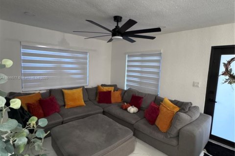 Propiedad comercial en venta en Homestead, Florida, 148.27 m2 № 1970863 - foto 10