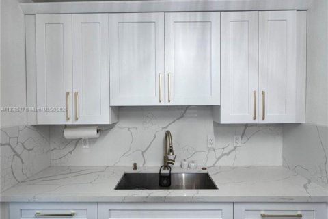 Propiedad comercial en venta en Homestead, Florida, 148.27 m2 № 1970863 - foto 4