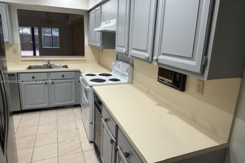 Touwnhouse à louer à Miami, Floride: 3 chambres, 138.61 m2 № 1999441 - photo 4