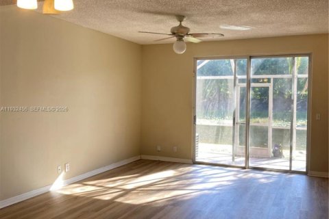 Townhouse in Weston, Florida 2 bedrooms, 105.07 sq.m. № 2003733 - photo 7