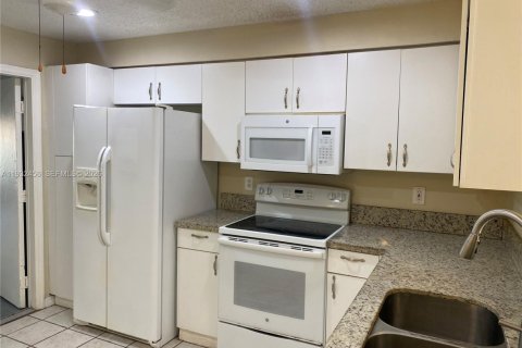 Townhouse in Weston, Florida 2 bedrooms, 105.07 sq.m. № 2003733 - photo 2