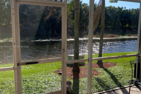 Townhouse in Weston, Florida 2 bedrooms, 105.07 sq.m. № 2003733