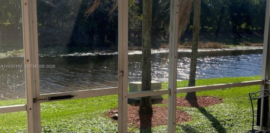 Townhouse in Weston, Florida 2 bedrooms, 105.07 sq.m. № 2003733