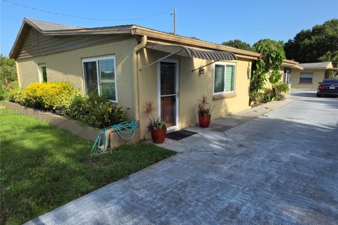 Villa ou maison à louer à St. Lucie, Floride: 3 chambres, 194.35 m2 № 2081384 - photo 2