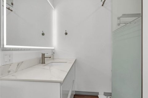 House in Coral Gables, Florida 3 bedrooms, 153.1 sq.m. № 1933166 - photo 17