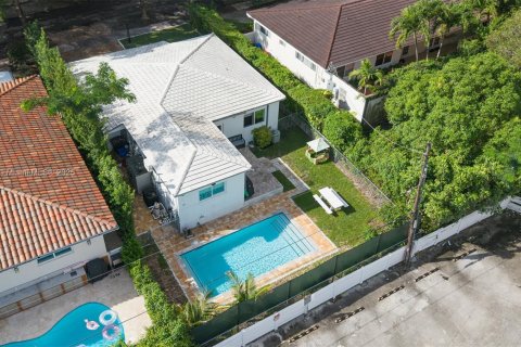 House in Coral Gables, Florida 3 bedrooms, 153.1 sq.m. № 1933166 - photo 30