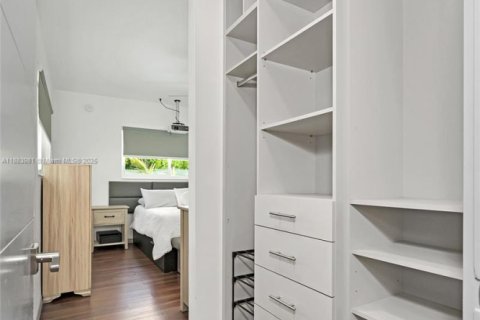 House in Coral Gables, Florida 3 bedrooms, 153.1 sq.m. № 1933166 - photo 15