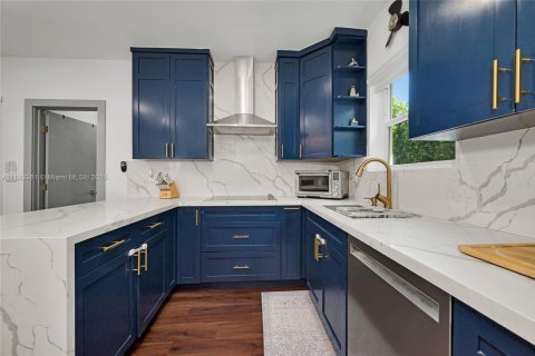 House in Coral Gables, Florida 3 bedrooms, 153.1 sq.m. № 1933166 - photo 9