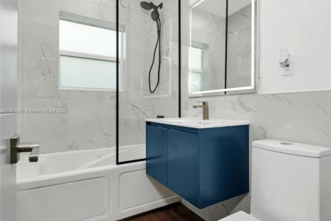 House in Coral Gables, Florida 3 bedrooms, 153.1 sq.m. № 1933166 - photo 20