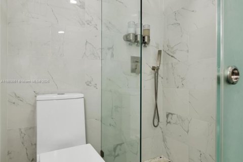 House in Coral Gables, Florida 3 bedrooms, 153.1 sq.m. № 1933166 - photo 16