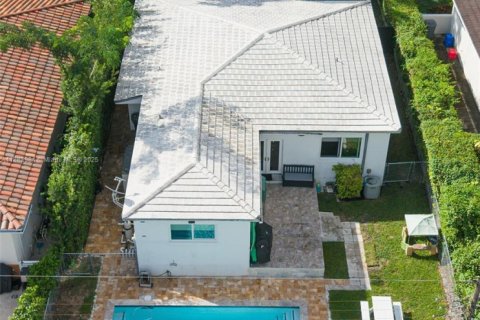 House in Coral Gables, Florida 3 bedrooms, 153.1 sq.m. № 1933166 - photo 28