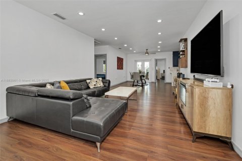 House in Coral Gables, Florida 3 bedrooms, 153.1 sq.m. № 1933166 - photo 3