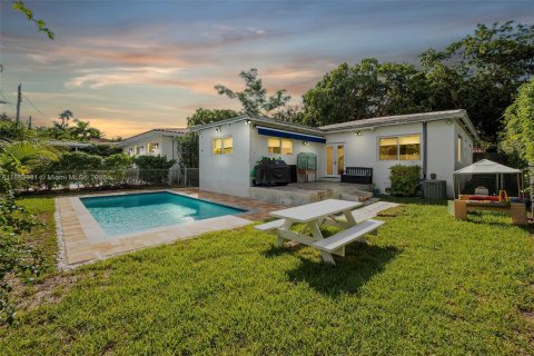 House in Coral Gables, Florida 3 bedrooms, 153.1 sq.m. № 1933166 - photo 23