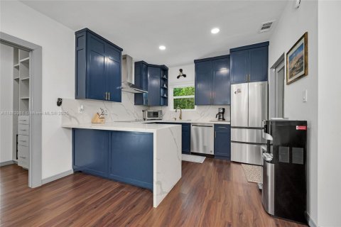 House in Coral Gables, Florida 3 bedrooms, 153.1 sq.m. № 1933166 - photo 10