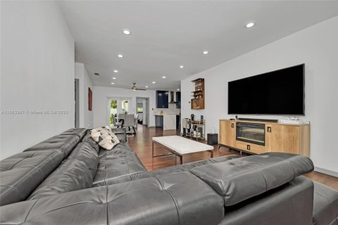 House in Coral Gables, Florida 3 bedrooms, 153.1 sq.m. № 1933166 - photo 6