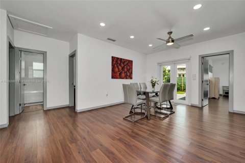House in Coral Gables, Florida 3 bedrooms, 153.1 sq.m. № 1933166 - photo 11