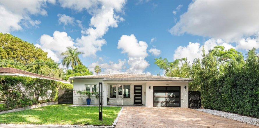 House in Coral Gables, Florida 3 bedrooms, 153.1 sq.m. № 1933166