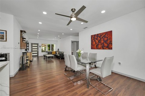 House in Coral Gables, Florida 3 bedrooms, 153.1 sq.m. № 1933166 - photo 12