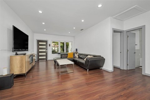 House in Coral Gables, Florida 3 bedrooms, 153.1 sq.m. № 1933166 - photo 5