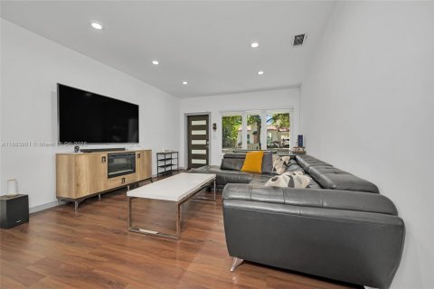 House in Coral Gables, Florida 3 bedrooms, 153.1 sq.m. № 1933166 - photo 4