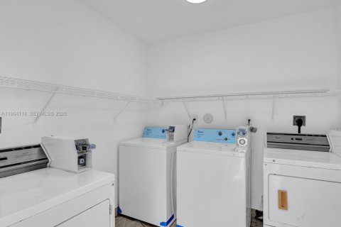 House in Oakland Park, Florida 2 bedrooms, 82.78 sq.m. № 2026558 - photo 16