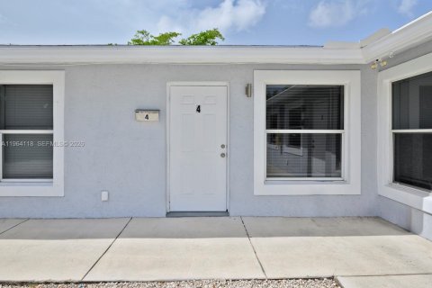 House in Oakland Park, Florida 2 bedrooms, 82.78 sq.m. № 2026558 - photo 2