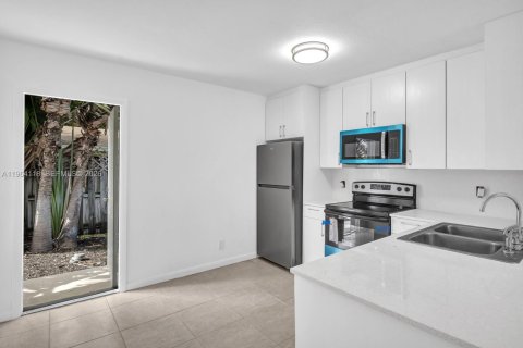 House in Oakland Park, Florida 2 bedrooms, 82.78 sq.m. № 2026558 - photo 14