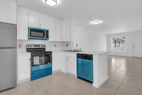 House in Oakland Park, Florida 2 bedrooms, 82.78 sq.m. № 2026558 - photo 6