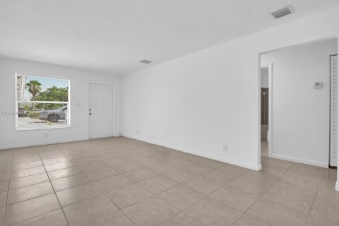 House in Oakland Park, Florida 2 bedrooms, 82.78 sq.m. № 2026558 - photo 12