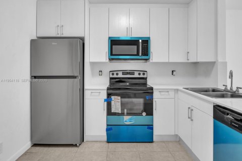 House in Oakland Park, Florida 2 bedrooms, 82.78 sq.m. № 2026558 - photo 5