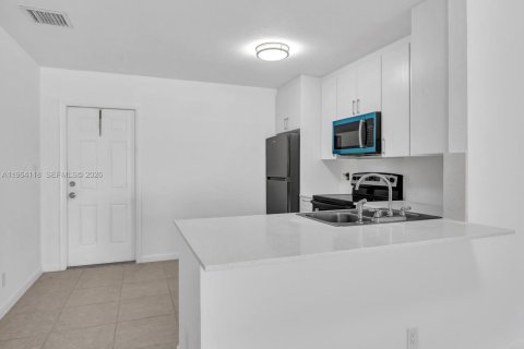 House in Oakland Park, Florida 2 bedrooms, 82.78 sq.m. № 2026558 - photo 4