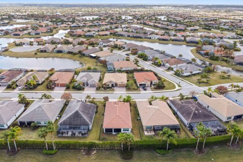 House in Port St. Lucie, Florida 3 bedrooms, 186.92 sq.m. № 2169923 - photo 28