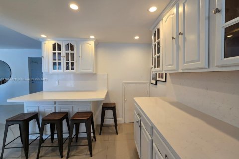 Villa ou maison à vendre à Miami, Floride: 3 chambres, 204.94 m2 № 1895788 - photo 13