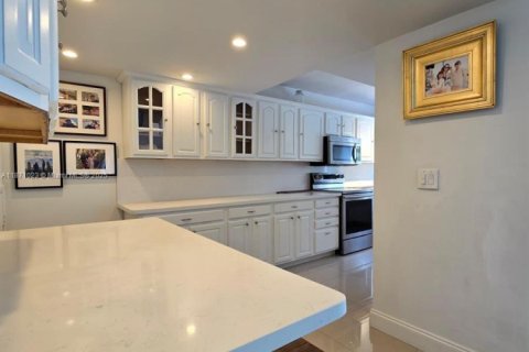 Villa ou maison à vendre à Miami, Floride: 3 chambres, 204.94 m2 № 1895788 - photo 12