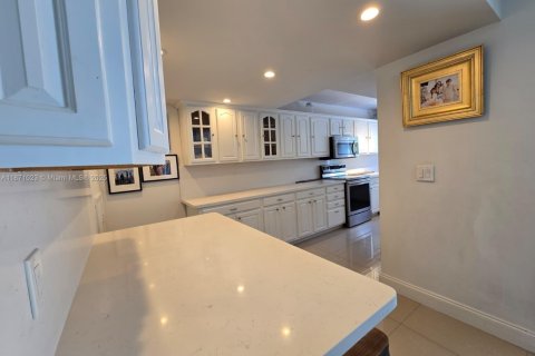 Villa ou maison à vendre à Miami, Floride: 3 chambres, 204.94 m2 № 1895788 - photo 15