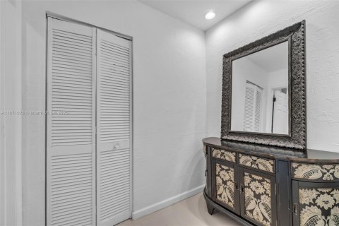 Villa ou maison à vendre à Miami, Floride: 3 chambres, 204.94 m2 № 1895788 - photo 28