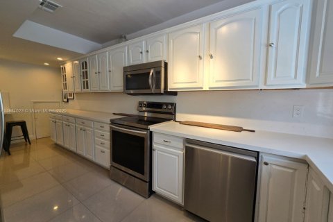 Villa ou maison à vendre à Miami, Floride: 3 chambres, 204.94 m2 № 1895788 - photo 14
