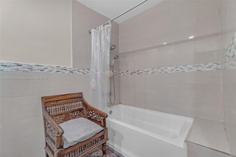 Villa ou maison à vendre à Miami, Floride: 3 chambres, 204.94 m2 № 1895788 - photo 30