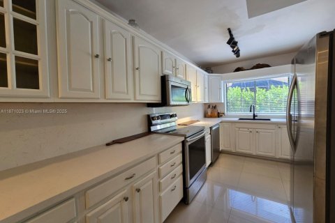 Villa ou maison à vendre à Miami, Floride: 3 chambres, 204.94 m2 № 1895788 - photo 17