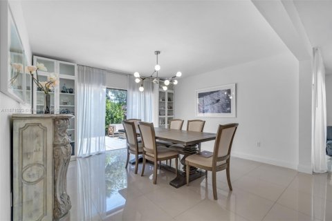 Villa ou maison à vendre à Miami, Floride: 3 chambres, 204.94 m2 № 1895788 - photo 11